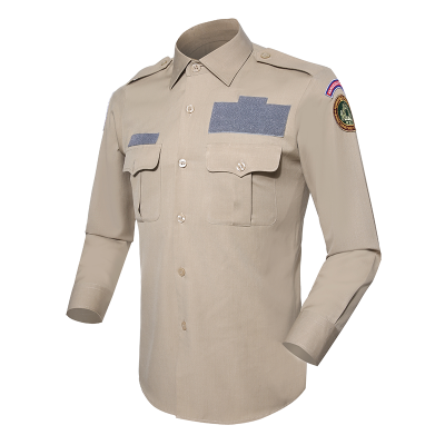 Oficial de la camisa caqui de Camboya departamento de inmigración